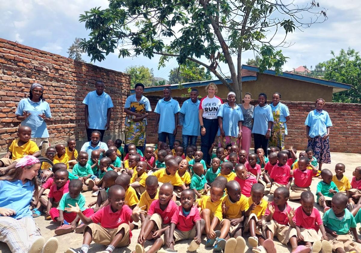 Yolanda Morán, en el centro, durante su visita a la escuela infantil en Ruanda.