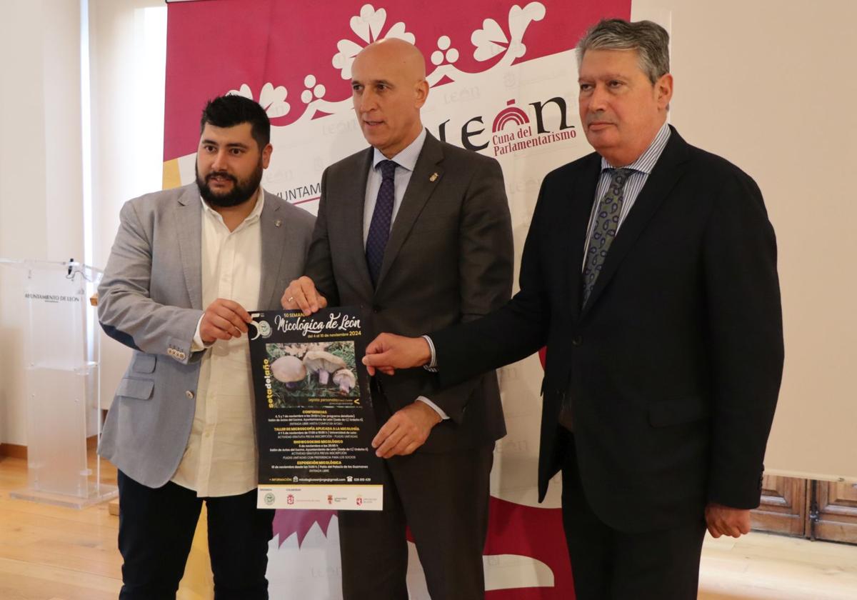 El alcalde de León, José Antonio Diez, presenta esta nueva edición de la Semana Micológica de León junto al presidente de la Asociación Micológica San Jorge, José María Escapa y al concejal de Desarrollo Urbano, Luis García Copete.