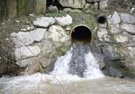 Tubería de la depuradora de Los Pontones que vierte el agua de la Variante en una imagen de 2020.