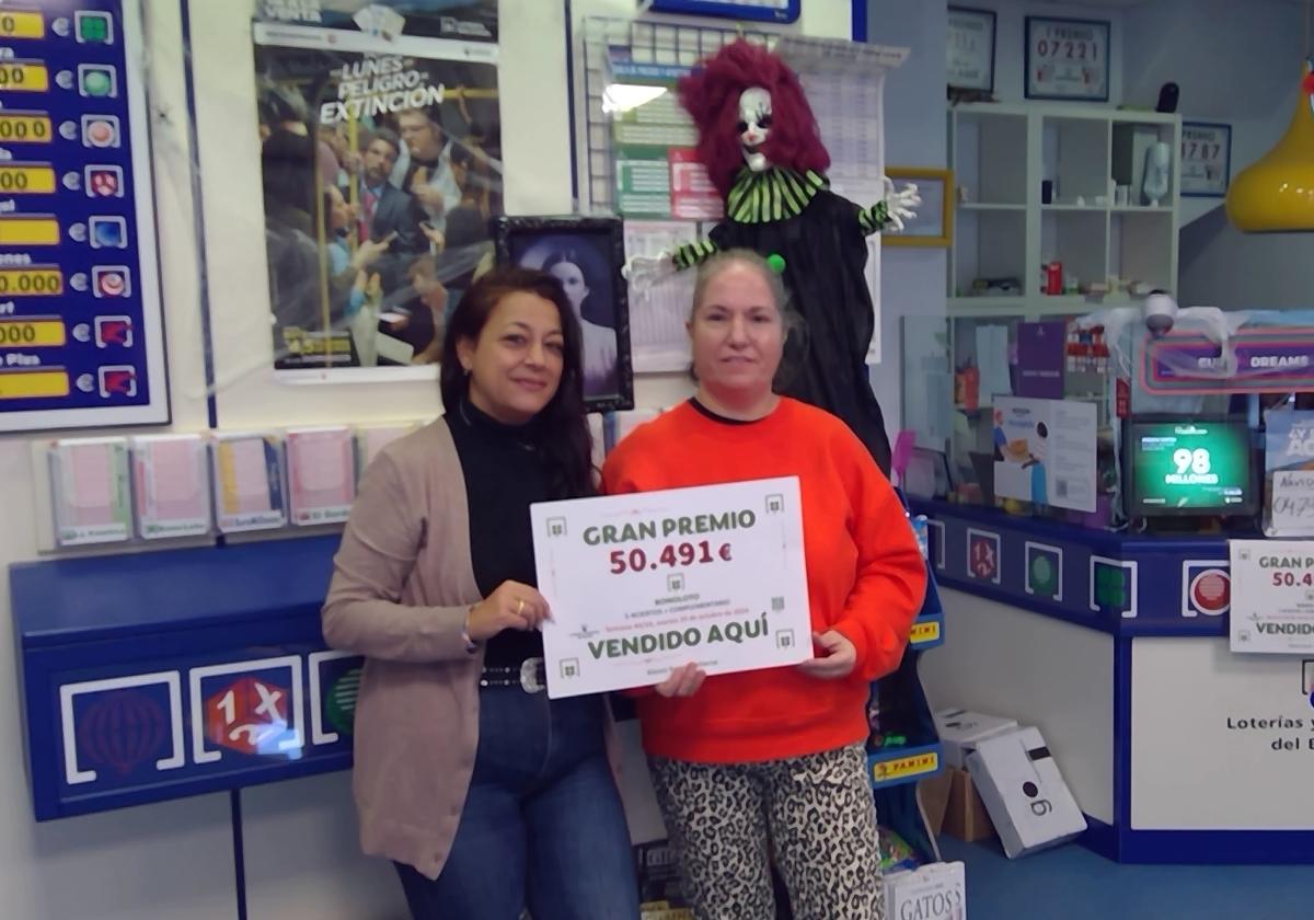 Las loteras con el cartel que acredita el premio entregado.