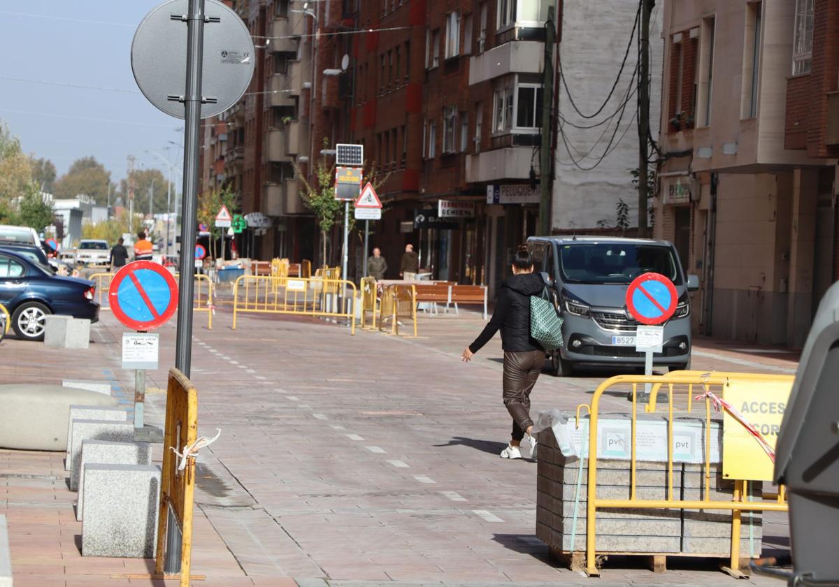 Imagen principal - Operarios comienzan las obras en la calle de Padre Isla