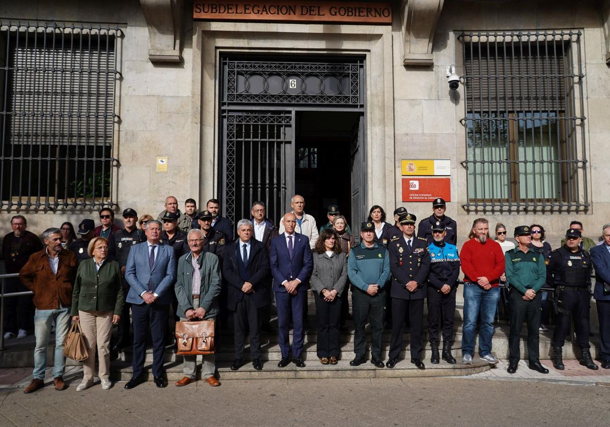 Imagen principal - Minuto de silencio y banderas a media asta.