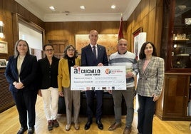 Entrega del cheque a la asociación Salud Mental León.