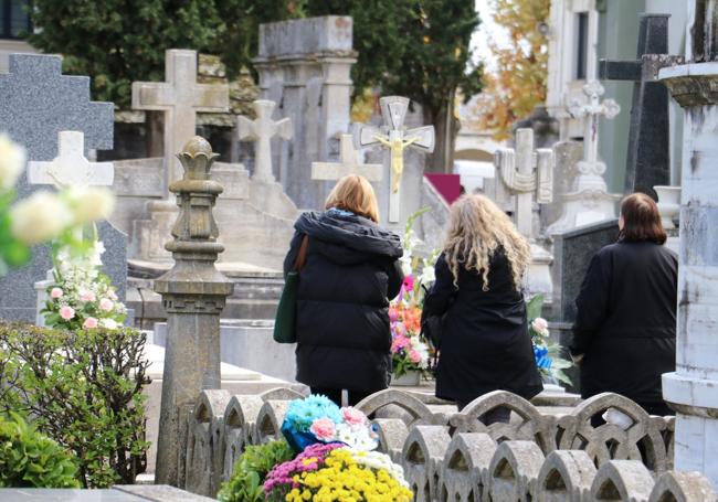 Vecinas de León en el cementerio el día de Todos los Santos.