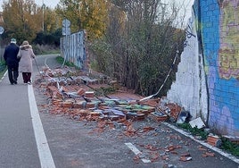 El muro caído sobre el carril bici.