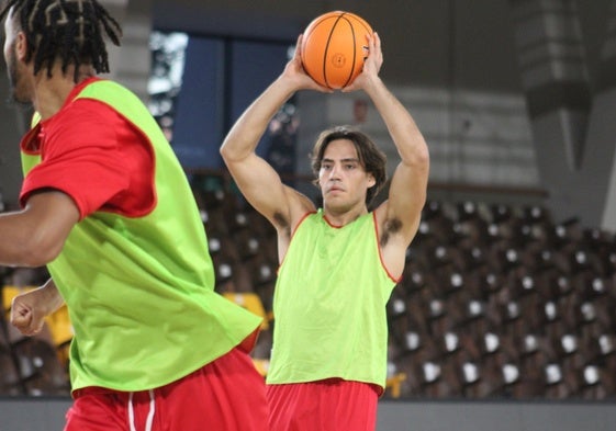 Pau Isern en una acción de entrenamiento