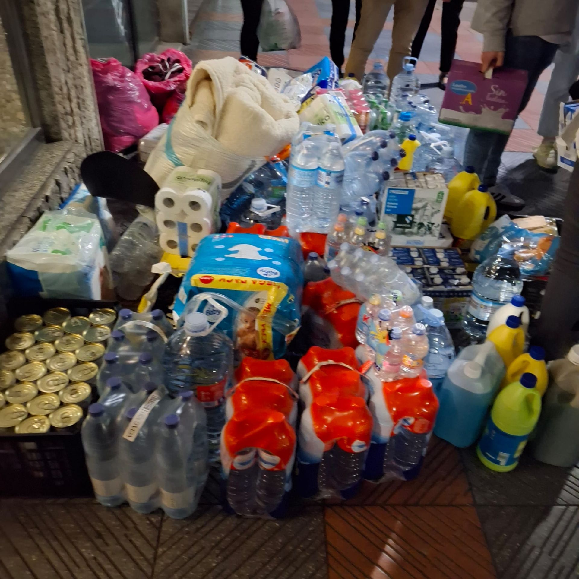 Imagen secundaria 2 - Recogida de productos en la sede de Vox León.