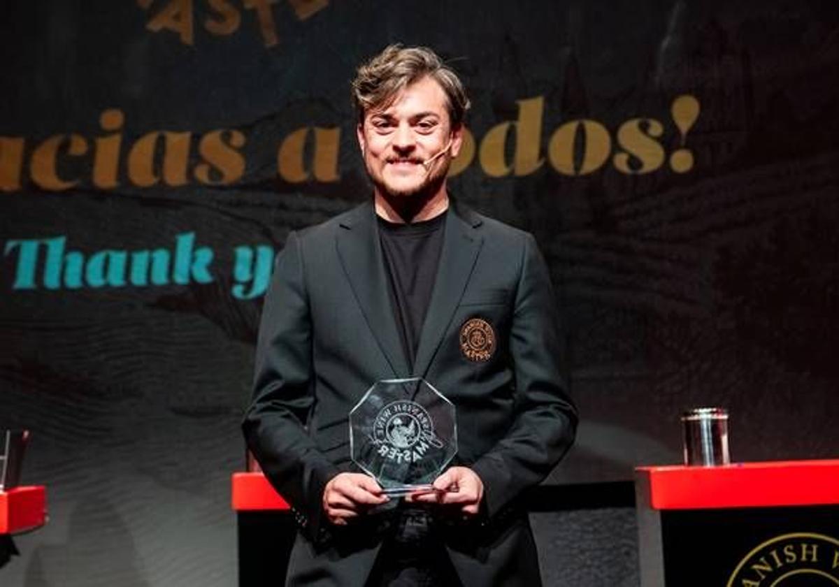 El sumiller Alberto Ruffoni con el premio del Spanish Wine Master.