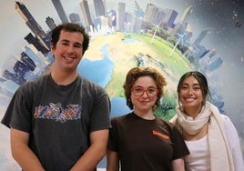 Jack, Noa y Lluvia, estudiantes de la Universidad de Washington, en una sala del Centro de Idiomas de la ULE.