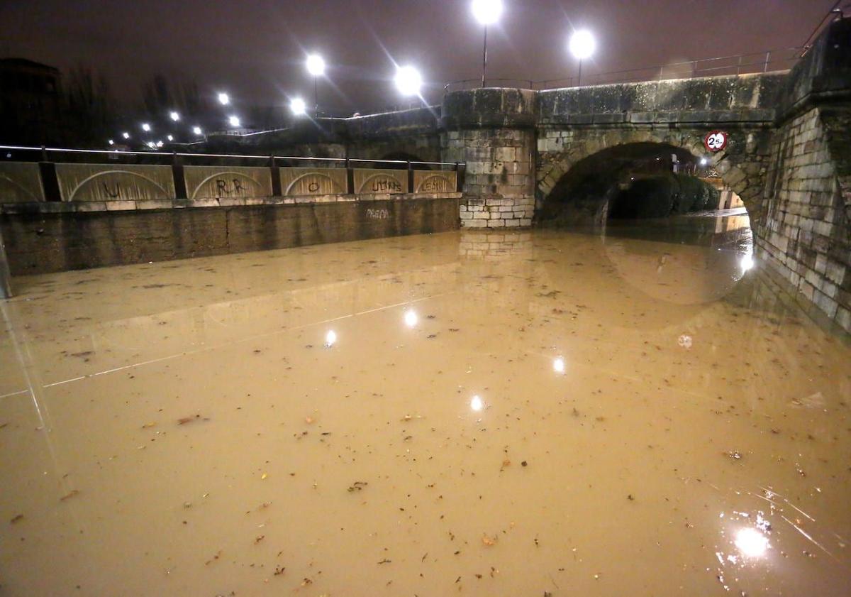 Imagen principal - El río Bernesga desbordado a su paso por León en el año 2019.