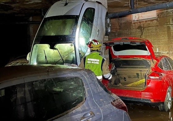 Bomberos de León en un garaje de Valencia.