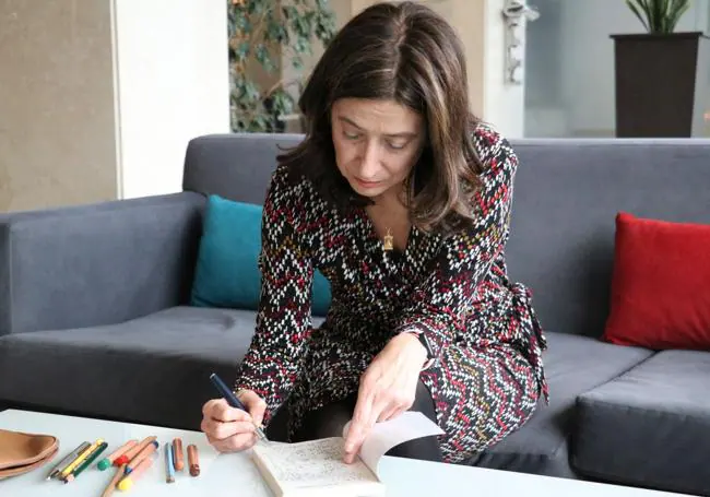 Ana Merino firmando uno de sus libros