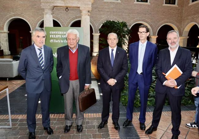 Iñaki Aretxabaleta, presidente del Consejo de Administración de El Norte de Castilla; el expresidente Felipe González,; Cipriano García, presidente de Caja Rural de Zamora; Goyo Ezama, director general de El Norte, y Ángel Ortiz, director del periódico.