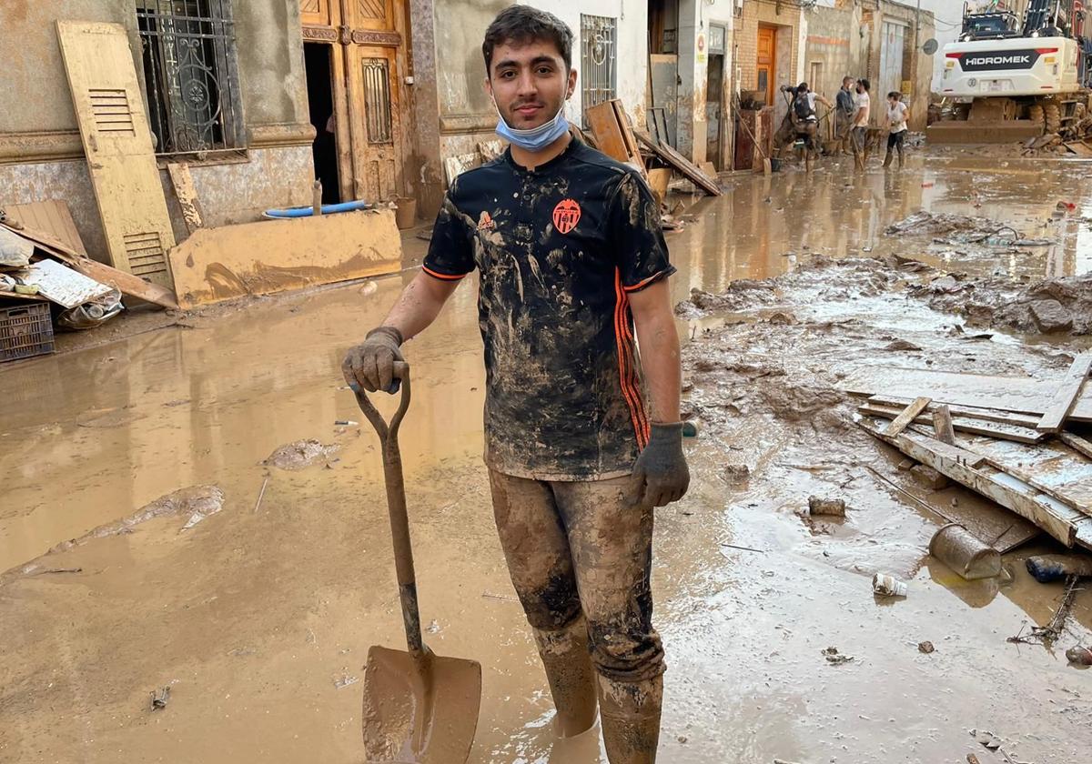 Andrés López, en las labores de voluntariado en Massanassa.