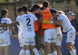 Los jugadores de la Cultural celebran el gol de Rodri en Urritxe