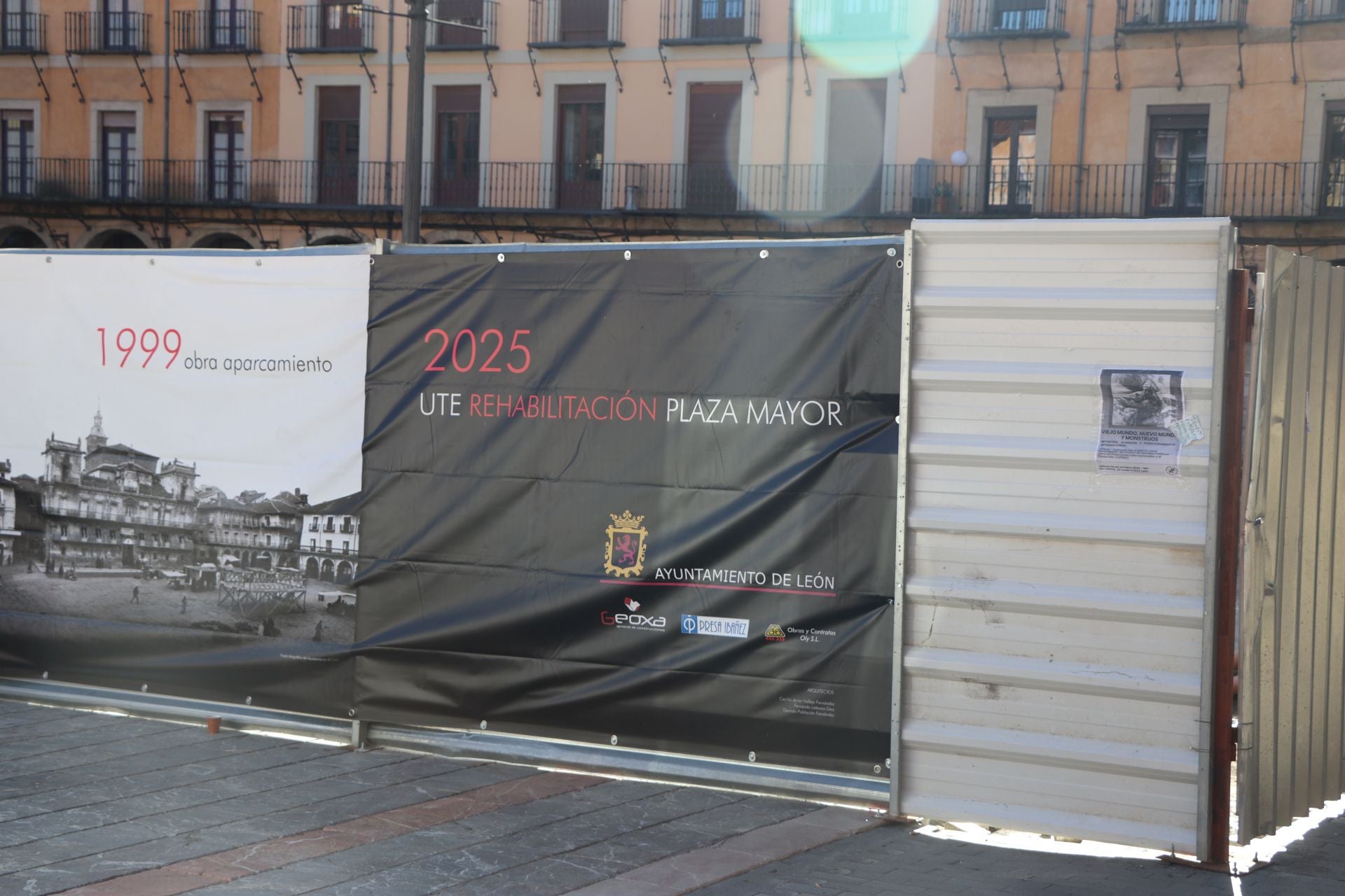 Vallas de las obras de rehabitiación de la plaza Mayor de León.