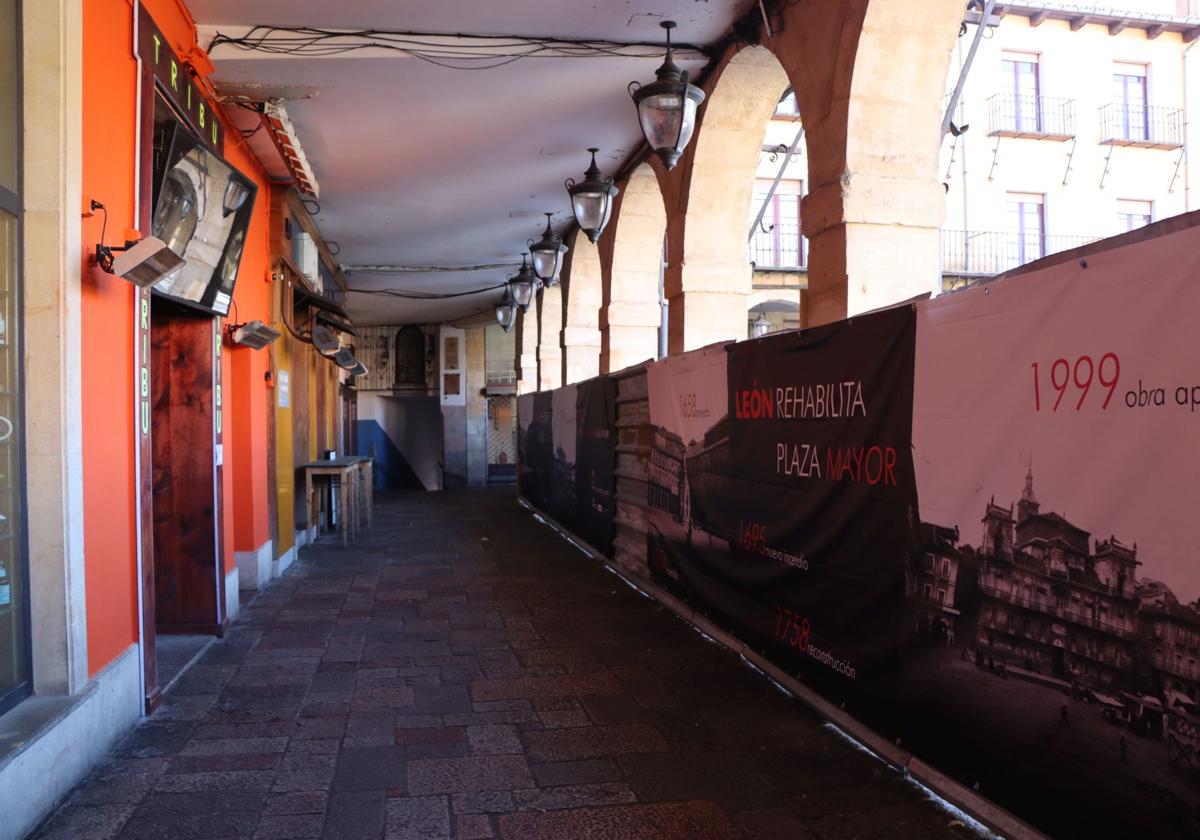 Locales de la plaza Mayor tras las vallas de la obra