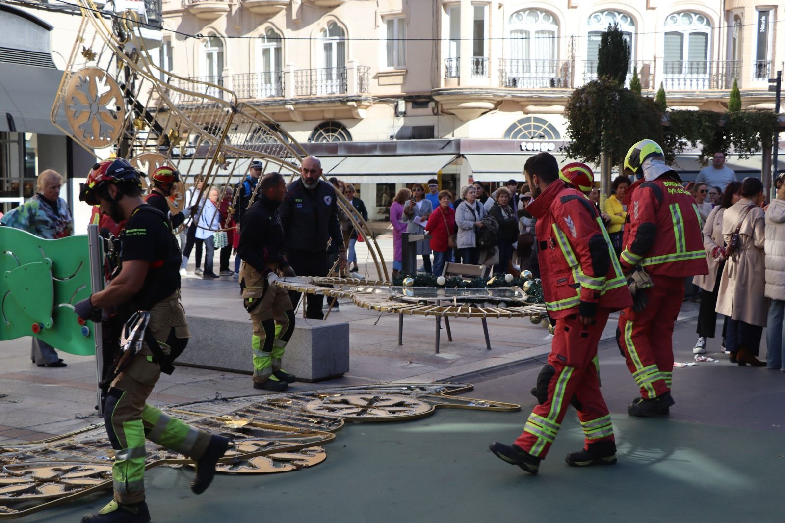 Un hombre herido tras caer un adorno de Navidad en la calle