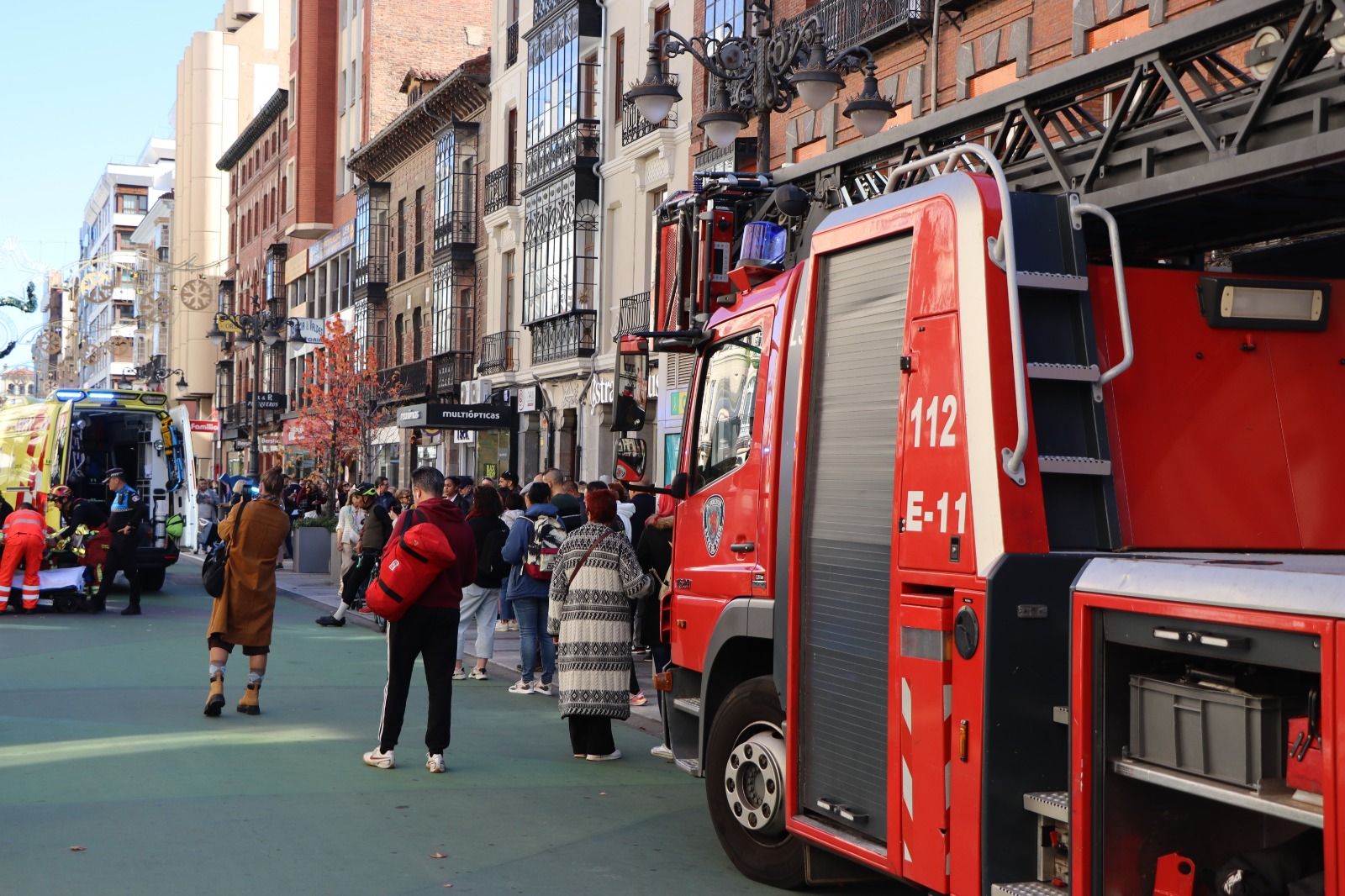 Un hombre herido tras caer un adorno de Navidad en la calle