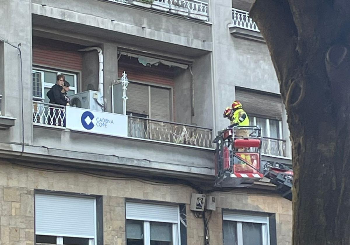 Bomberos accediendo a la vivienda con un vehículo autoescalera.