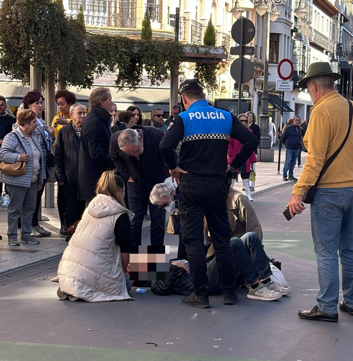 Un hombre herido tras caer un adorno de Navidad en la calle