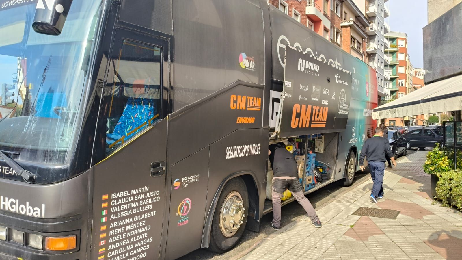 El autobús del Eneicat: de trasladar ciclistas a llevar ayuda a Valencia