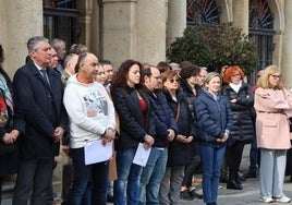 Representantes de los sindicatos y de Fele guardando los 10 minutos de silencio.