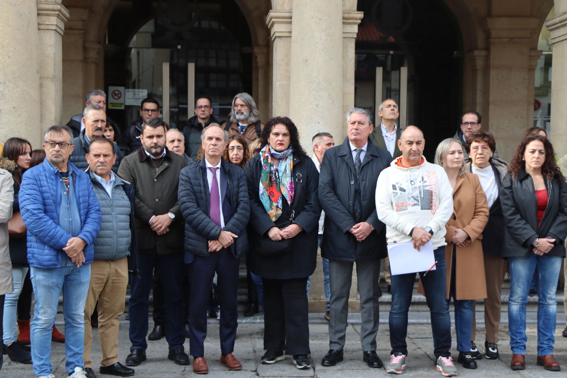 Imagen secundaria 1 - Lectura del comunicado tras los 10 minutos de silencio en la plaza San Marcelo de León.