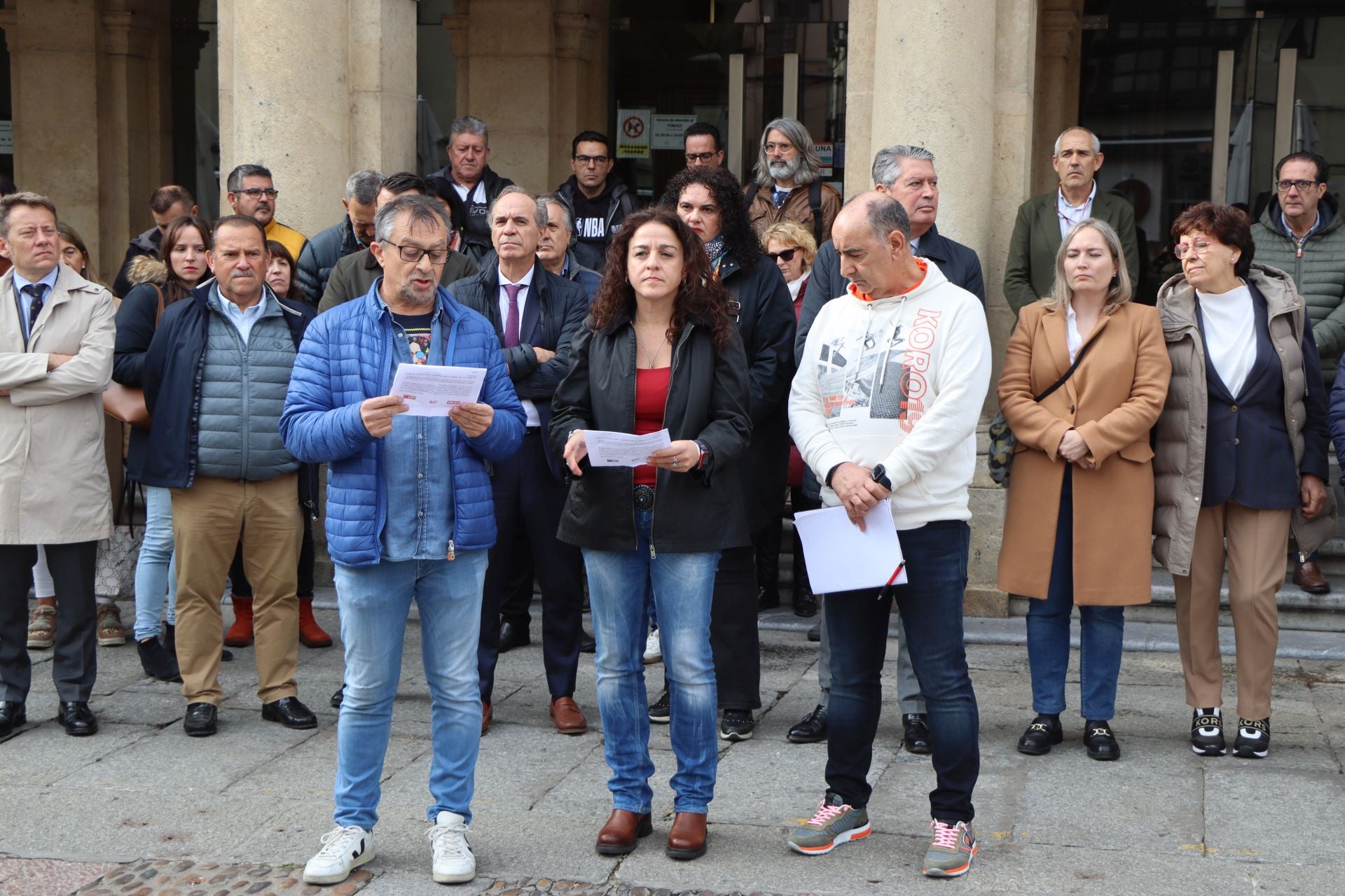 Imagen principal - Lectura del comunicado tras los 10 minutos de silencio en la plaza San Marcelo de León.