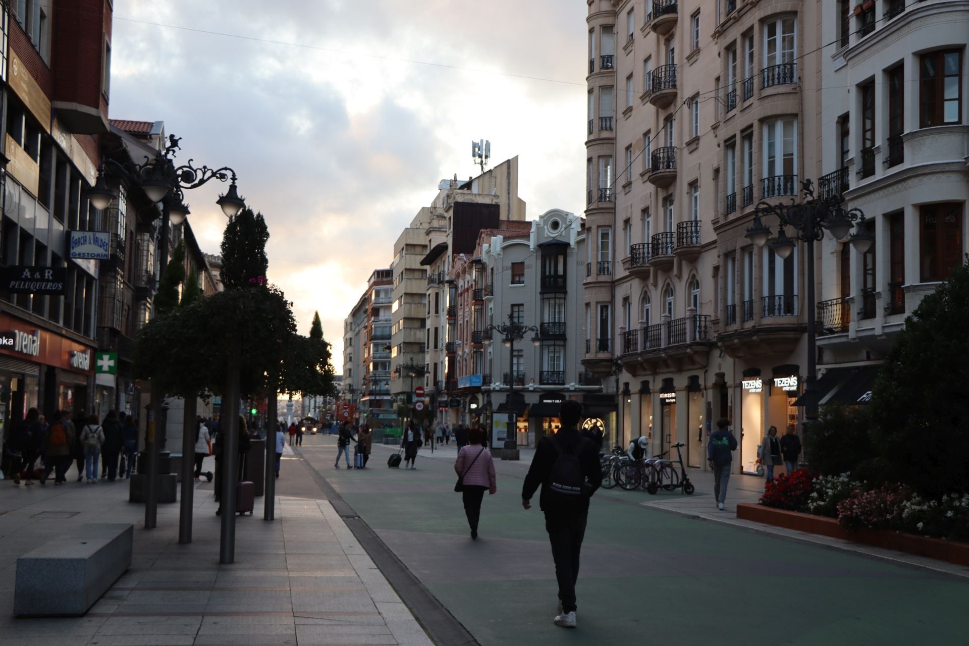 Retiran la luces de Navidad de Ordoño II por «seguridad» tras el accidente con un herido