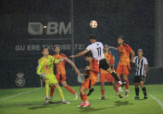 El partido estuvo pasado por agua y afectó al estado del césped