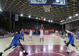 Pau Isern en el lanzamiento de un tiro libre