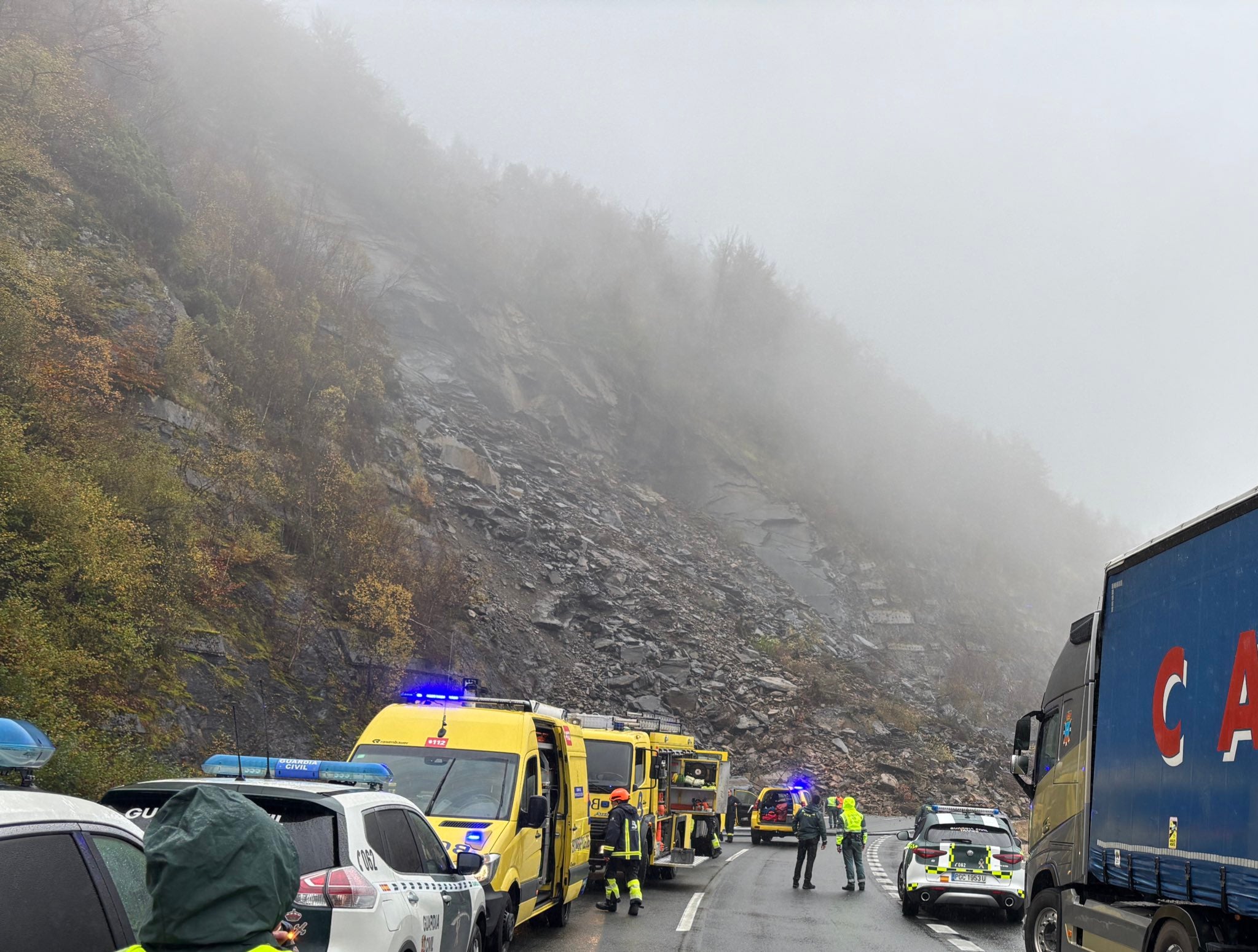 Las imágenes del gran argayo que corta la autopista entre León y Asturias