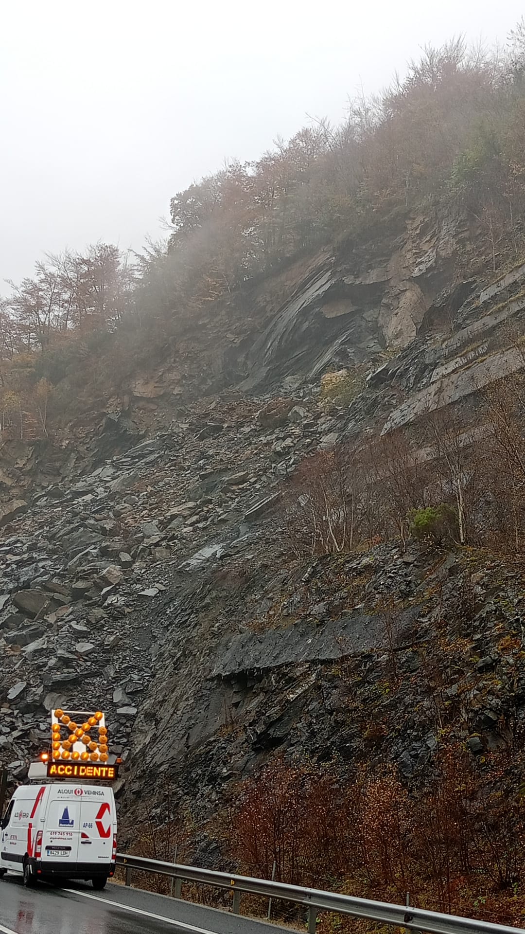 Las imágenes del gran argayo que corta la autopista entre León y Asturias