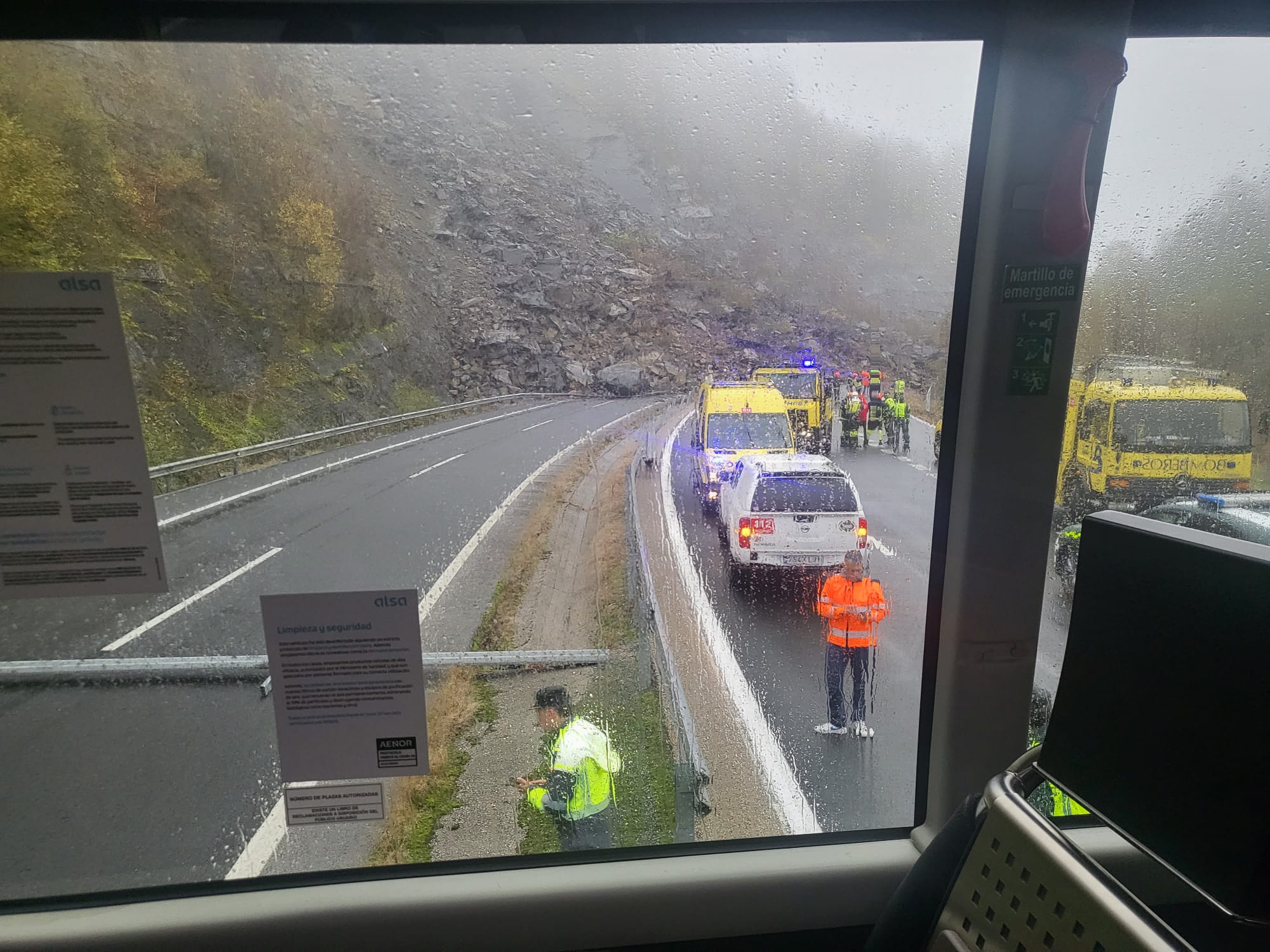 Las imágenes del gran argayo que corta la autopista entre León y Asturias