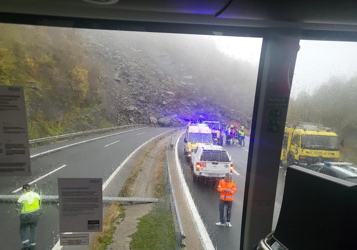 Las imágenes del gran argayo que corta la autopista entre León y Asturias