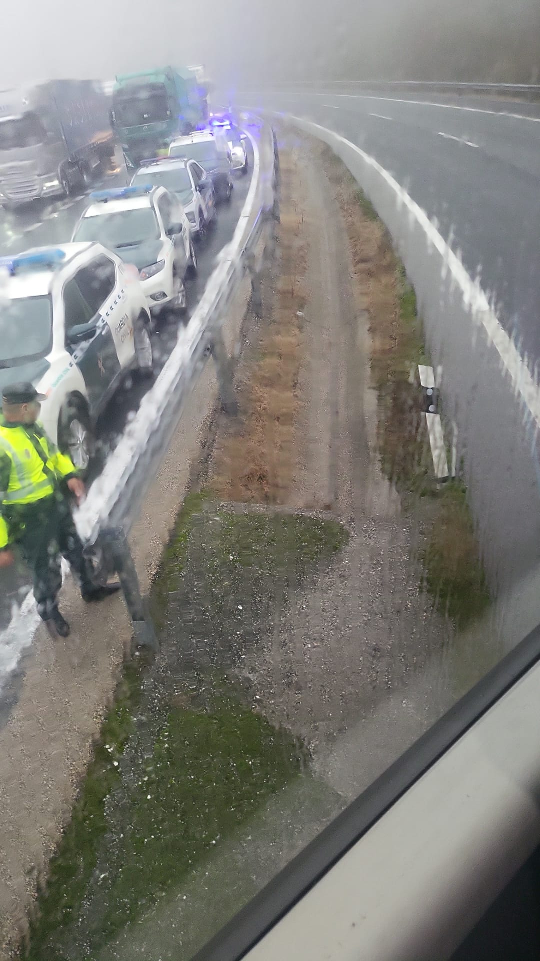 Las imágenes del gran argayo que corta la autopista entre León y Asturias