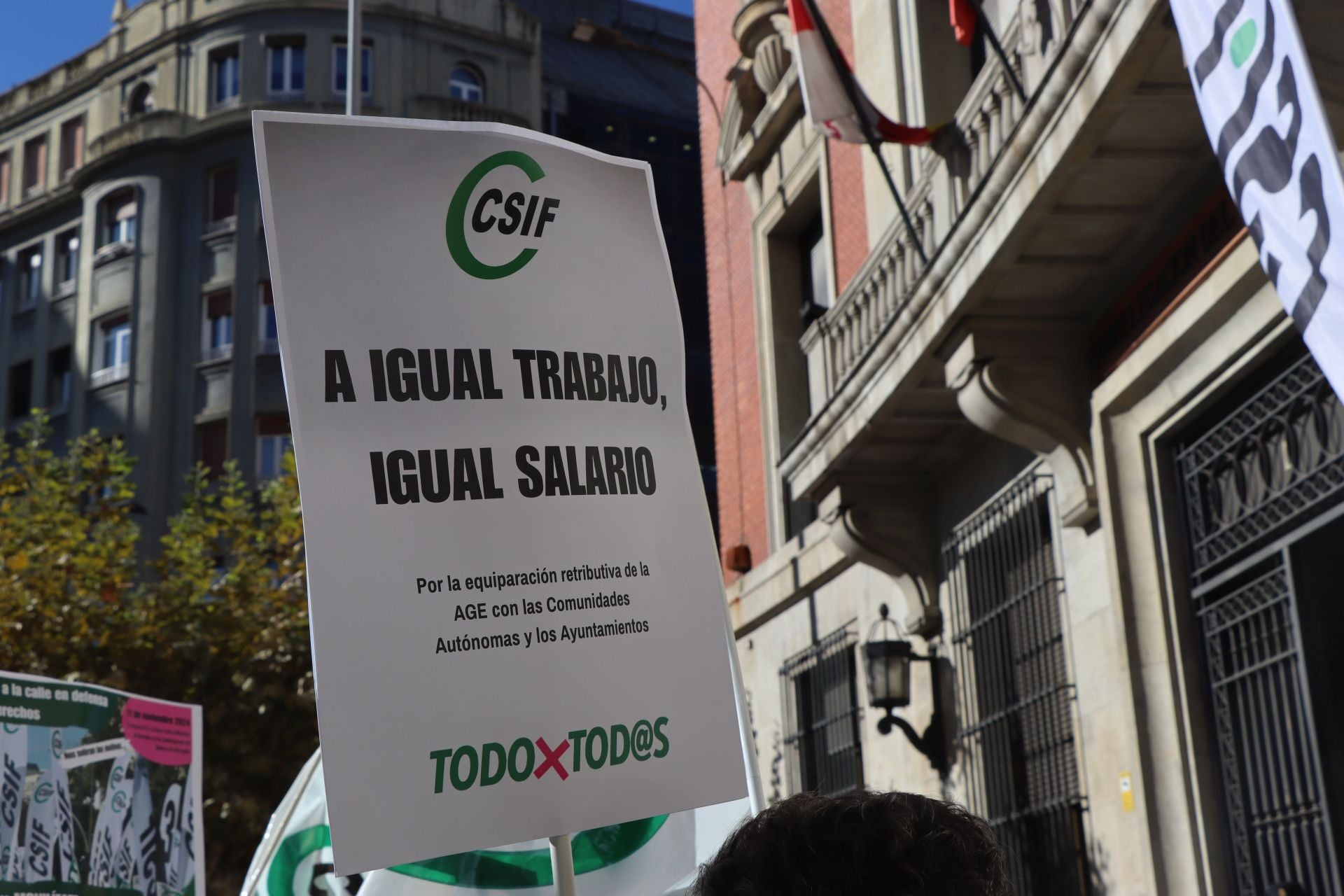 Imagen secundaria 1 - Lectura del manifiesto por parte de la presidenta de la Unión Provincial de CSIF León, Ofelia Rodríguez González 