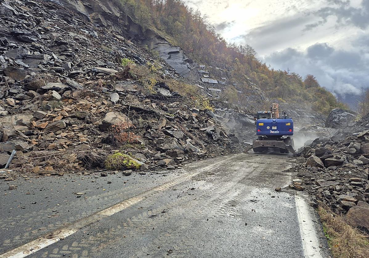 La maquinaria ya puede cruzar la zona del argayo en la AP-66.