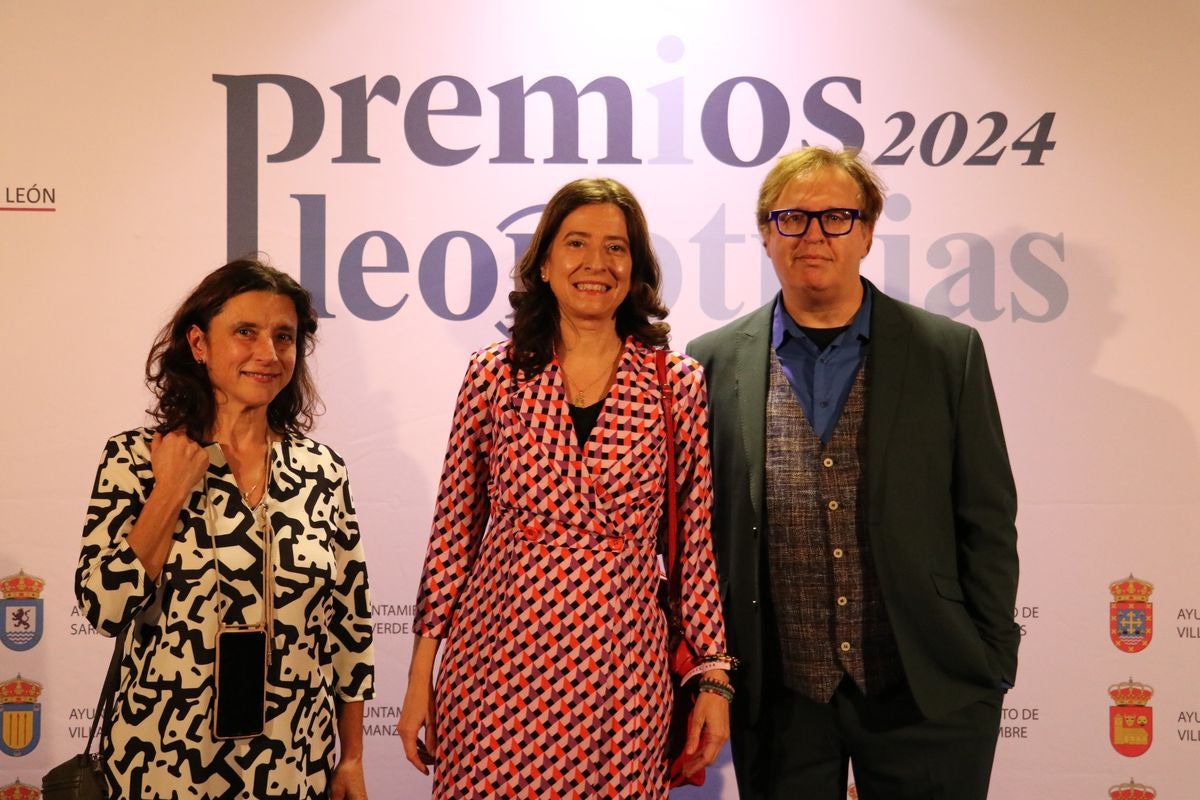 María Elena Ballesteros, Ana Merino, premiada, y Luis Artigue.