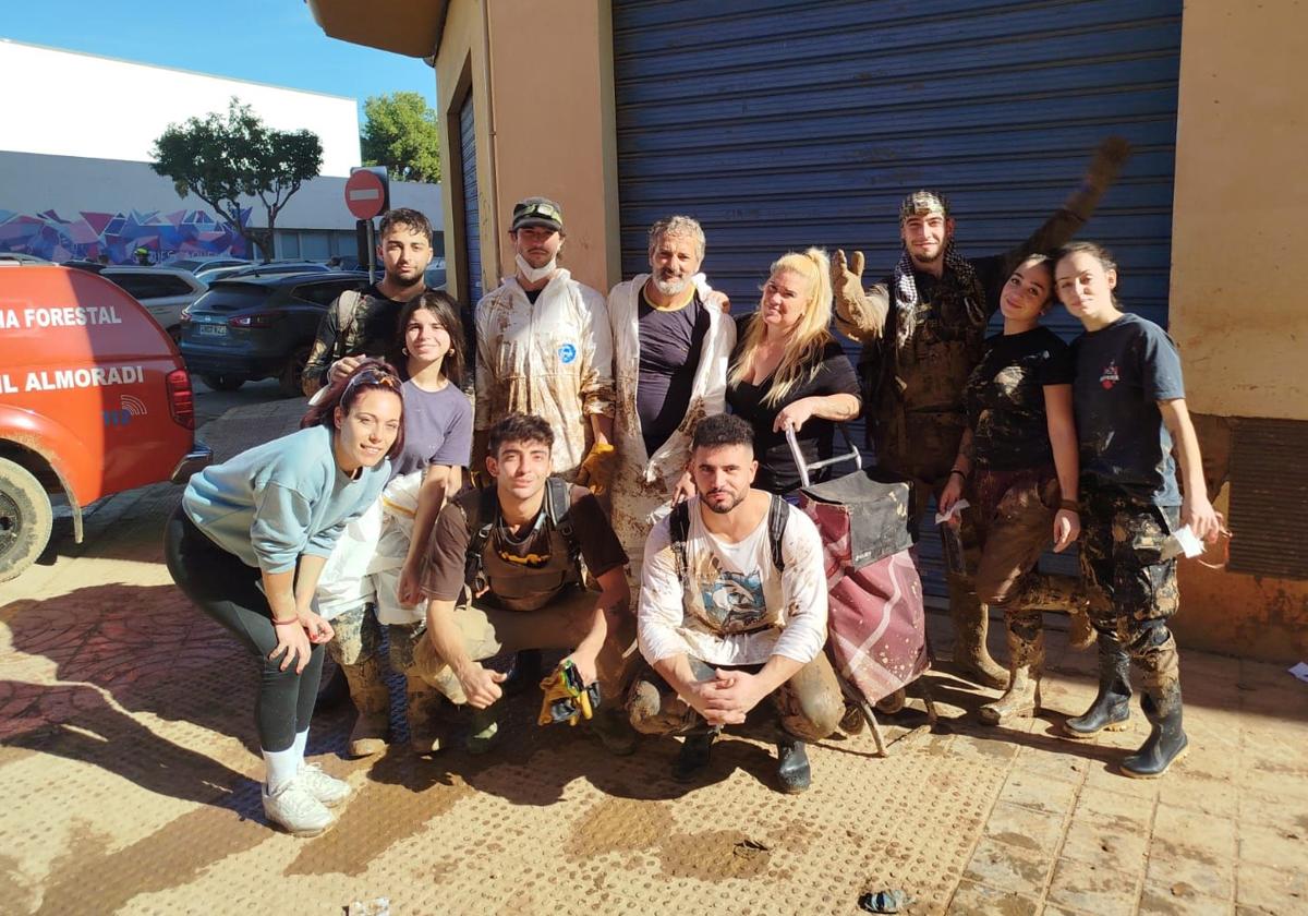 Un grupo de jóvenes leoneses, entre ellos Ismael Cotton, en Paiporta.