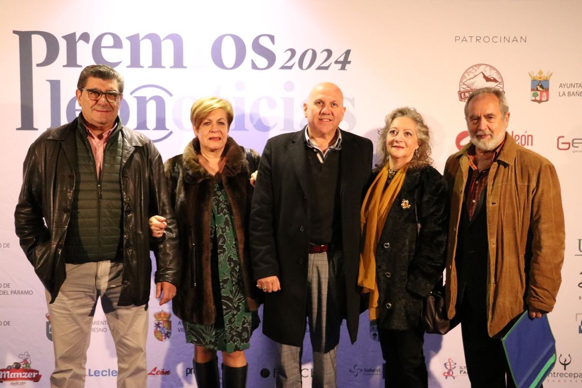 Paulino José Álvarez, Mari Carmen Díez, Carlos Cerra, Pilar Villa e Ismael González, de Concellu Pais Llionés.