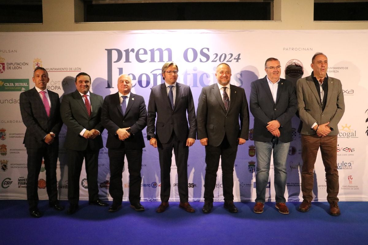 José Alberto García, Fernando Prieto Olite, Esteban González, Emilio Orejas, Gerardo Álvarez Courel, Roberto Aller y Valentín Martínez, de la Diputación de León