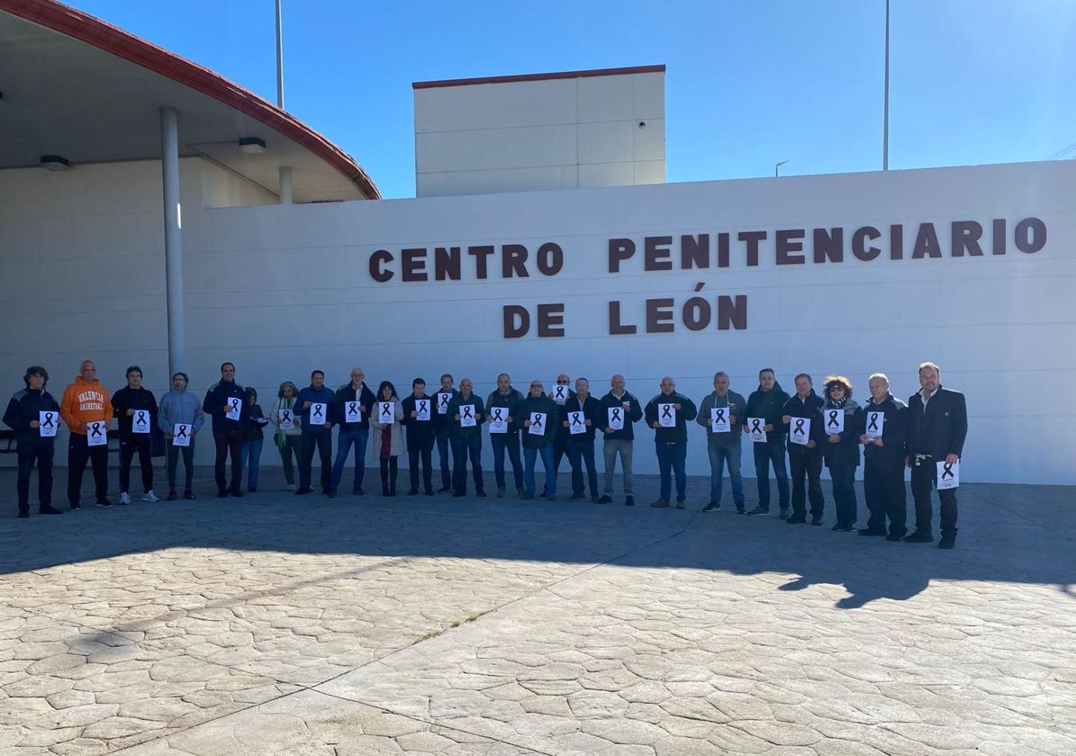 Concentración a las puertas del centro penitenciario de León.