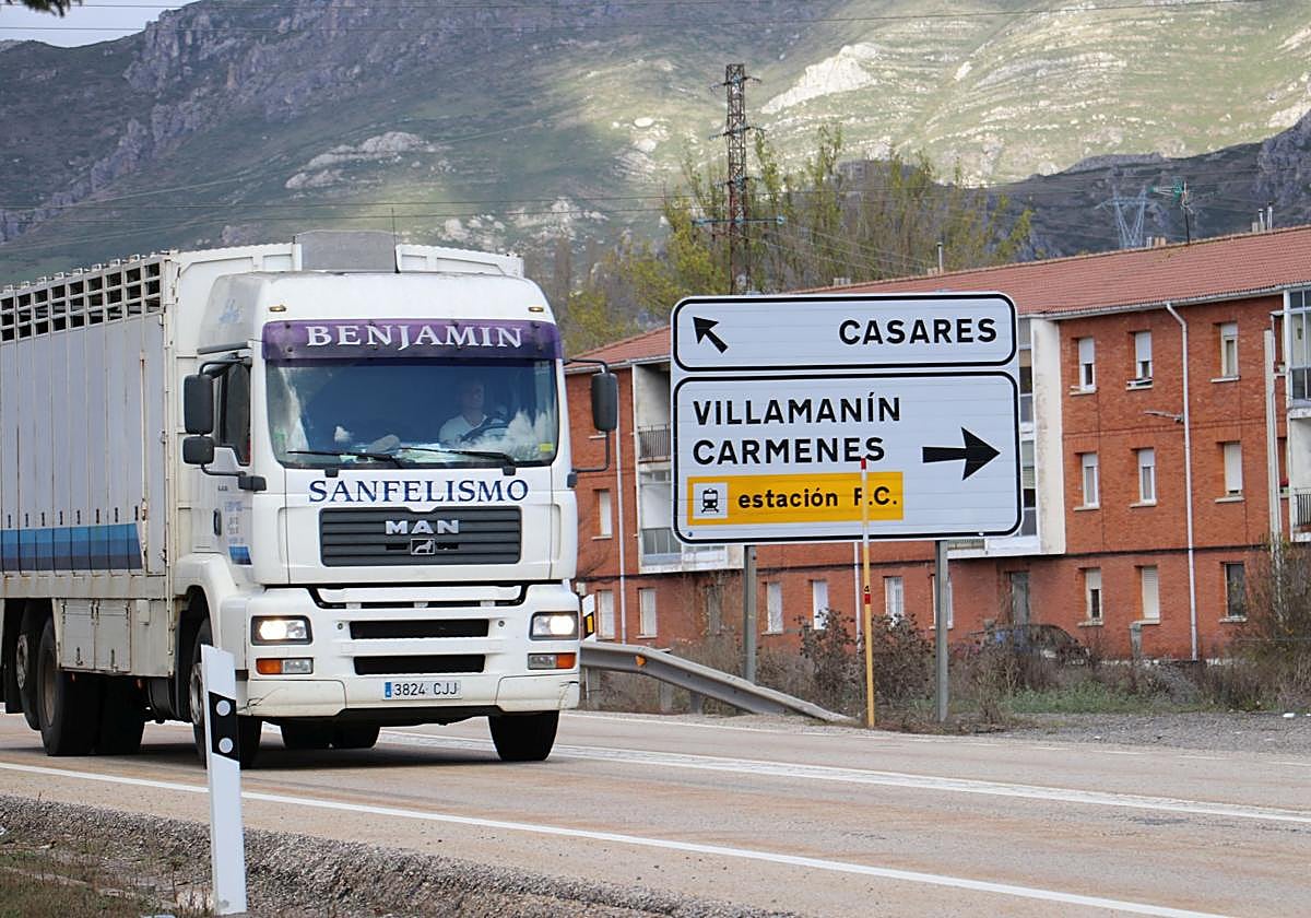 Villamanín sufre el argayo: «Oigo el ruido del tráfico desde casa»