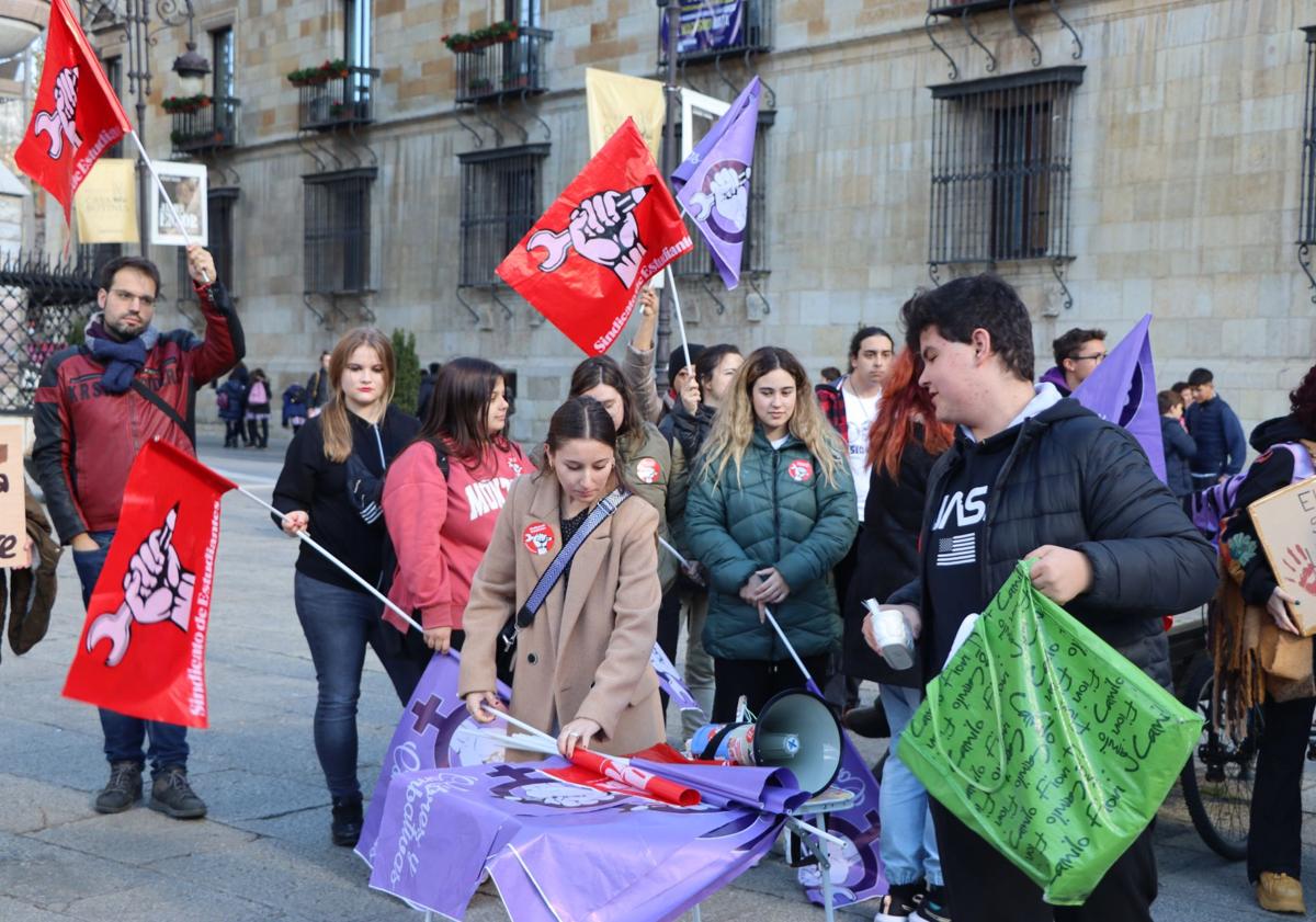 Imagen principal - Concentración de studiantes frente a la cas Botines.