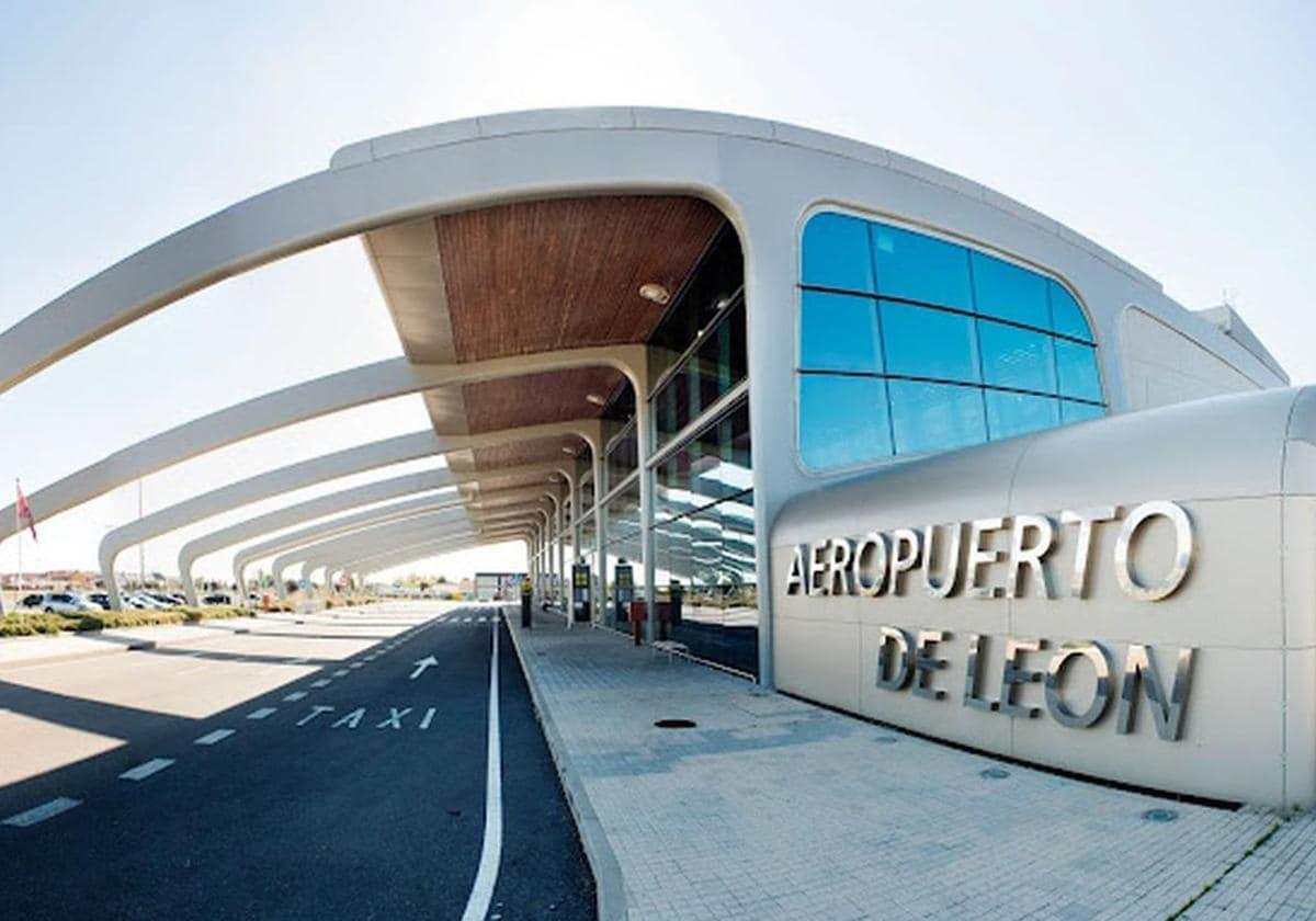 El Aeropuerto de León amortigua su caída de pasajeros, con casi 55.000 en lo que va de año