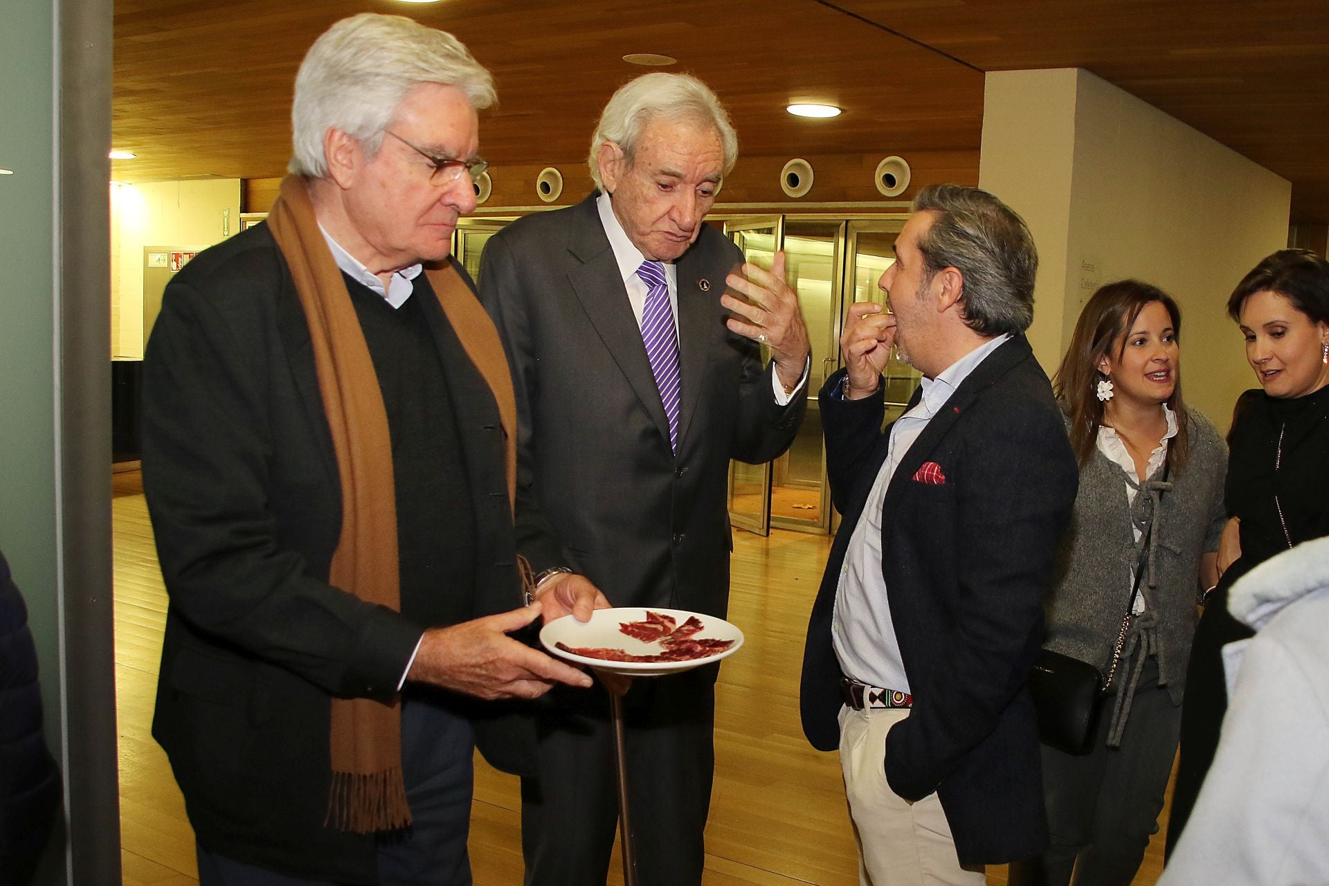 Luis del Olmo junto a otros asistentes a los Premios Leonoticias