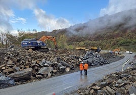 AP-66 (Huerna, Asturias-León) tras ser cortada por el desprendimiento