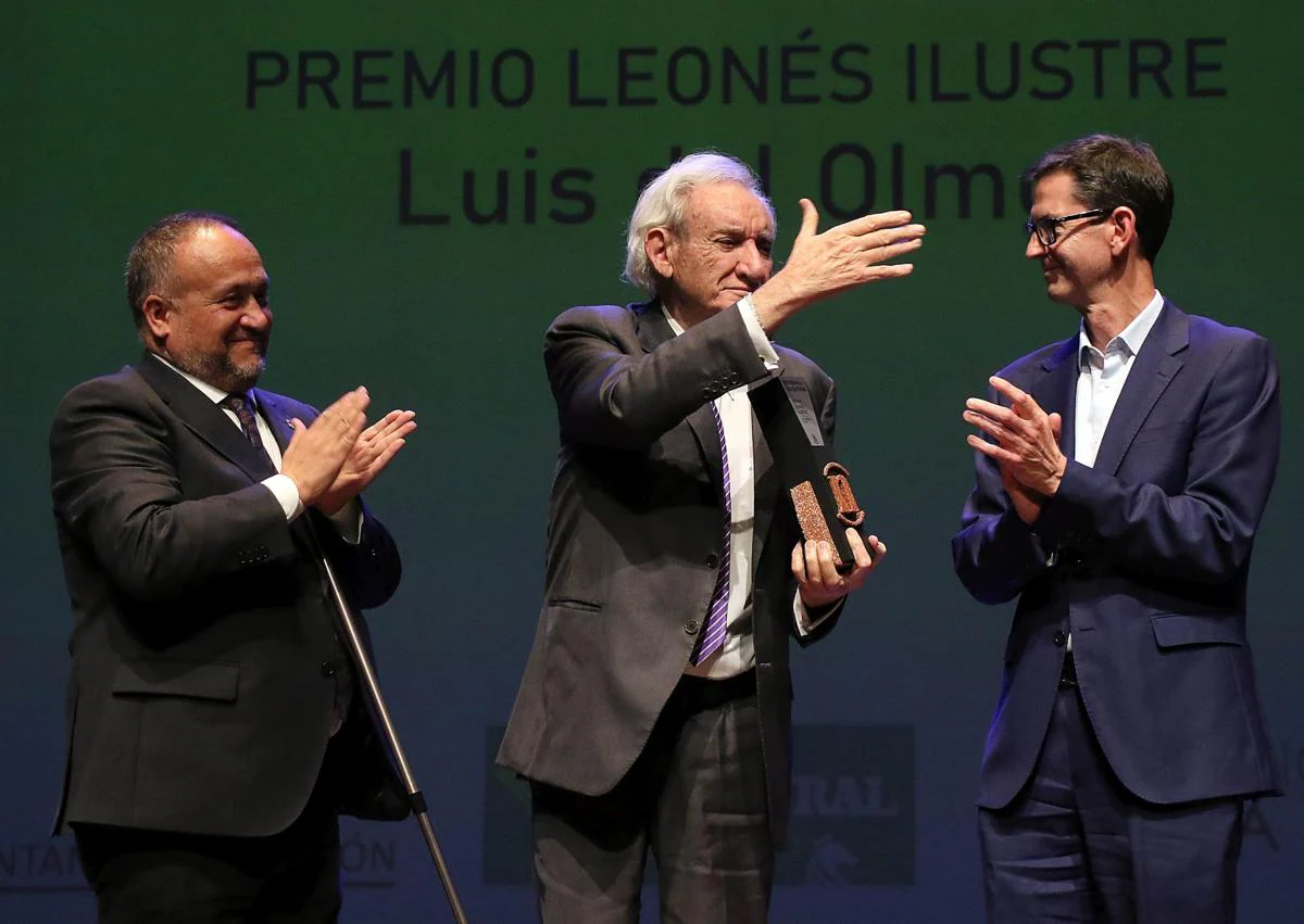 Imagen secundaria 1 - Luis del olmo durante la gala de entrega de premios Leonoticias.